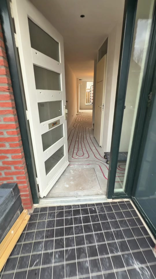 Een gang met vloerverwarming, voordat er geëgaliseerd wordt