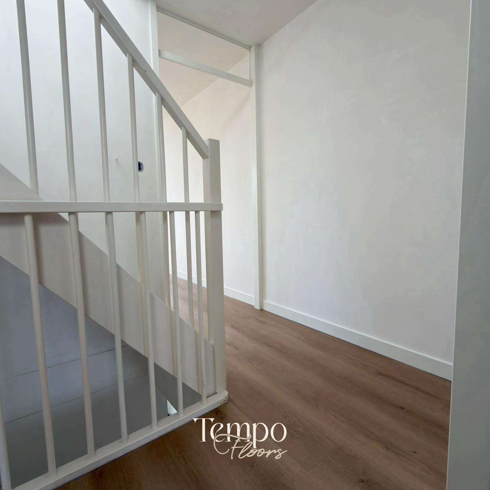 Overloop met witte balustrade en rechte PVC-stroken