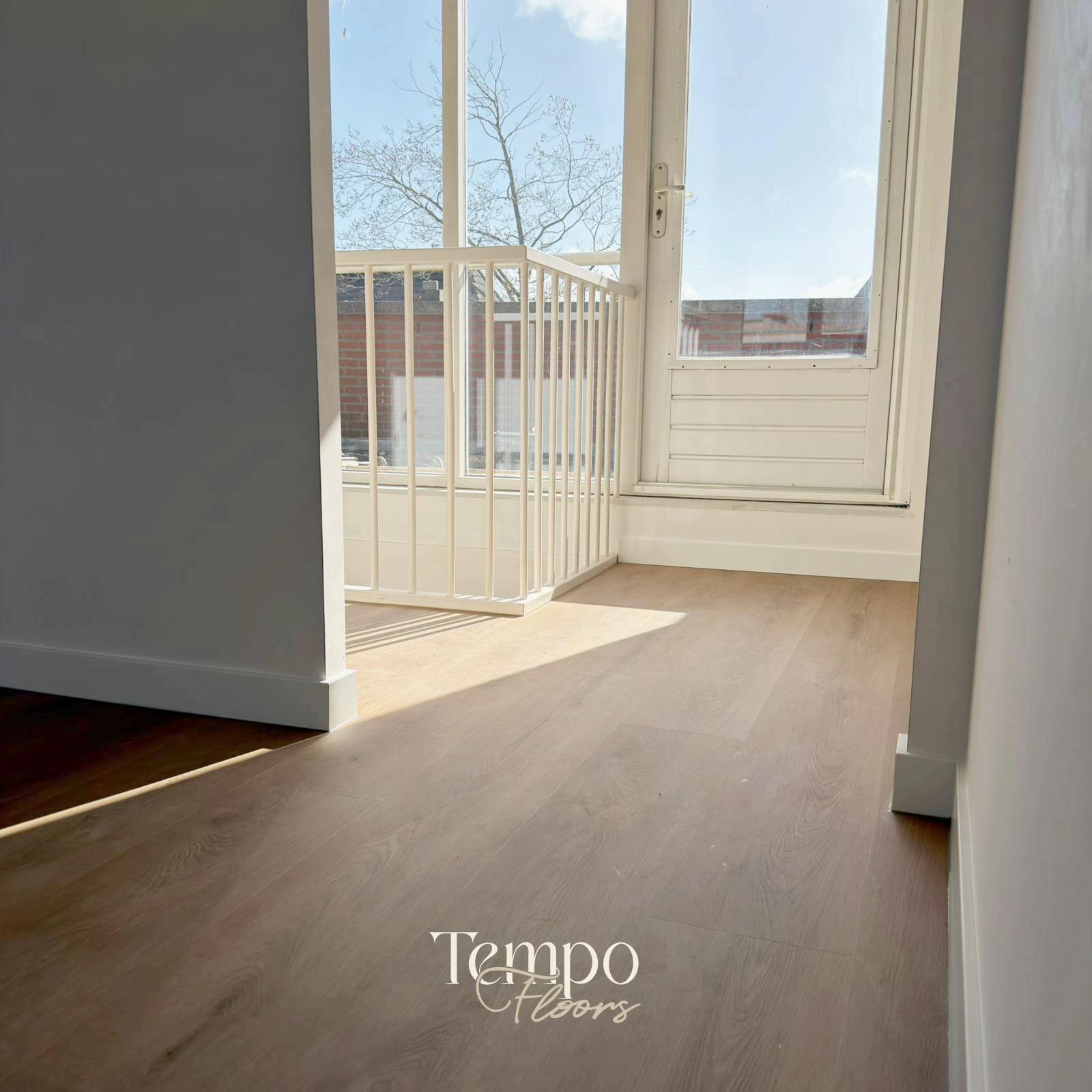 Kamer met balkondeur en zonlicht op de vloer