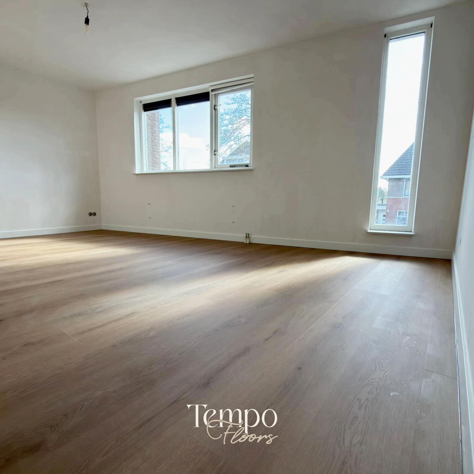 Slaapkamer met hoog smal raam